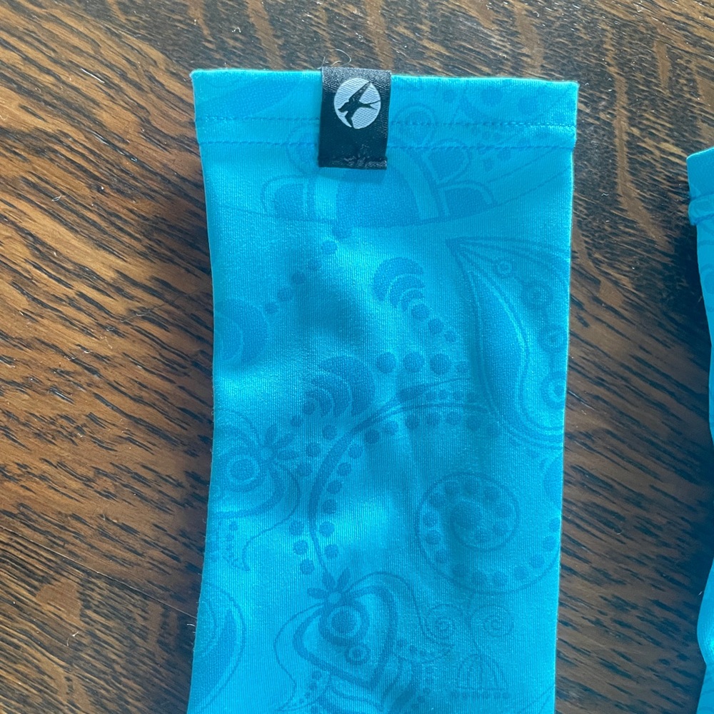 Oiselle reflective arm warmers.
